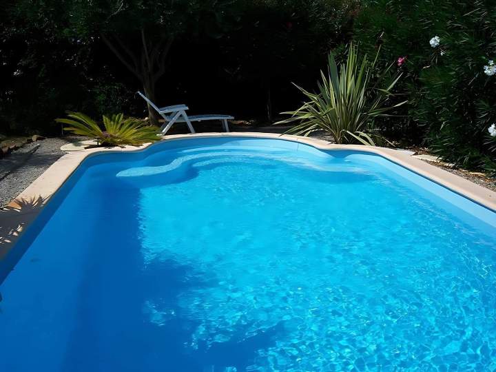 Piscine coque à fond en pente Aix-en-Provence