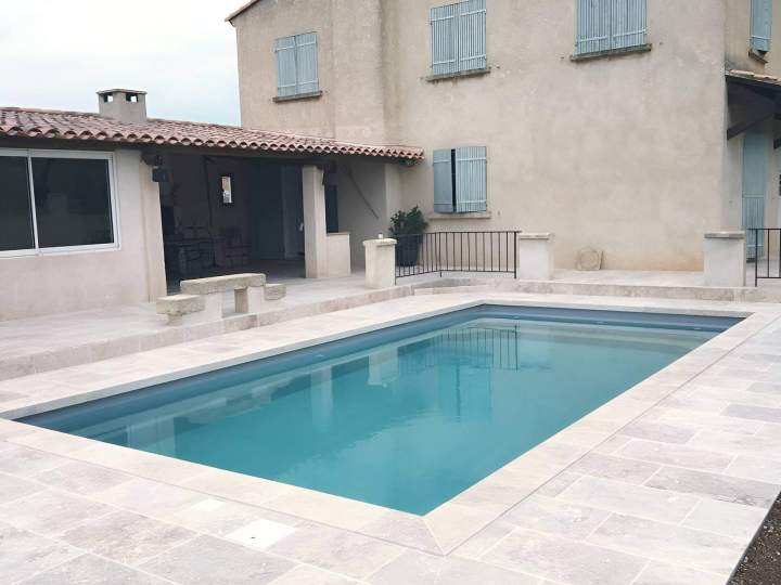 Pose professionnelle de piscine enterrée à Aix-en-Provence