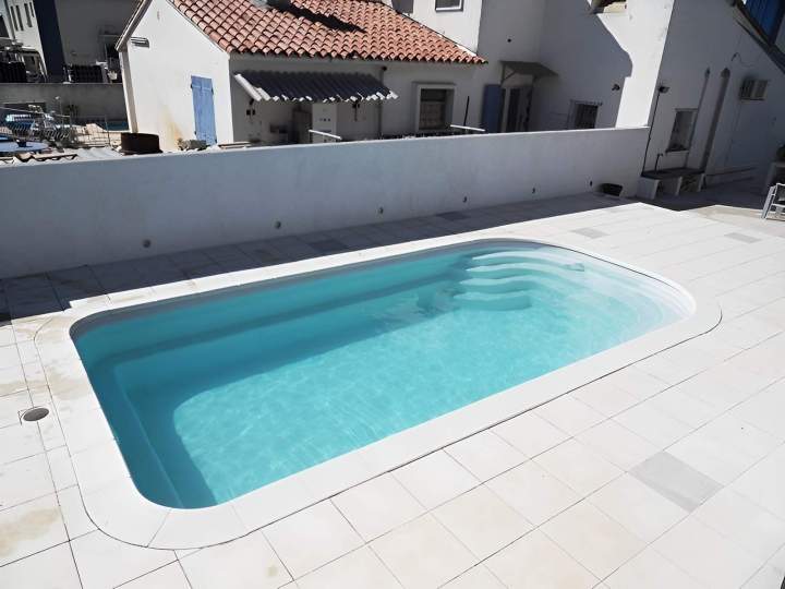 Belle piscine avec escalier à Gamme piscine complète à Aix-en-Provence 