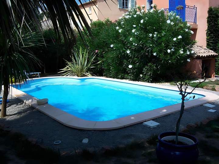 Installation piscine coque fond en pente Aix-en-Provence
