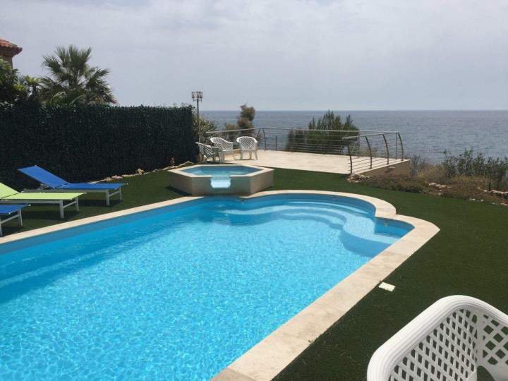 acf5c1c6Installation piscine coque bleu azur avec banquettes Aix-en-Provenceceaa